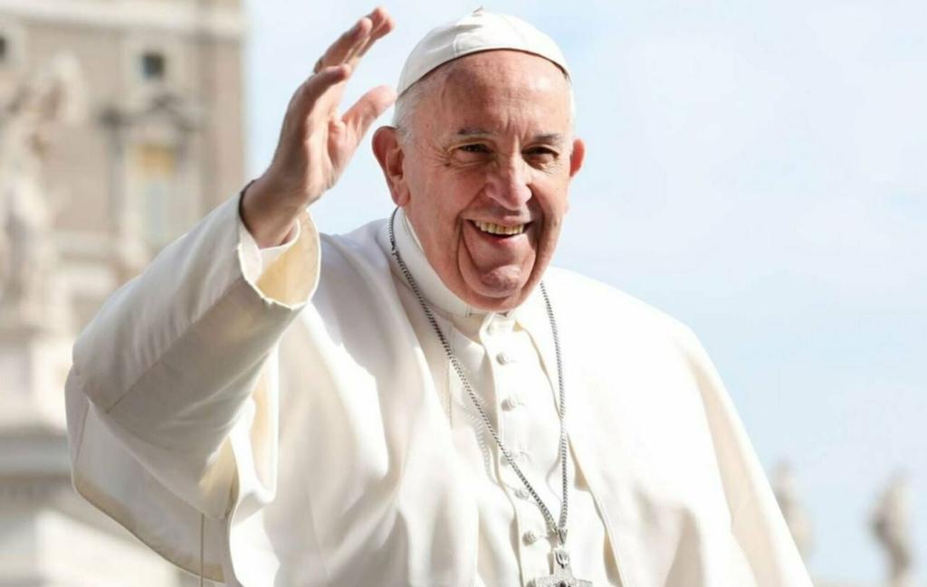 Papa Francisco permite a mujeres asistir en el altar durante la Eucaristía
