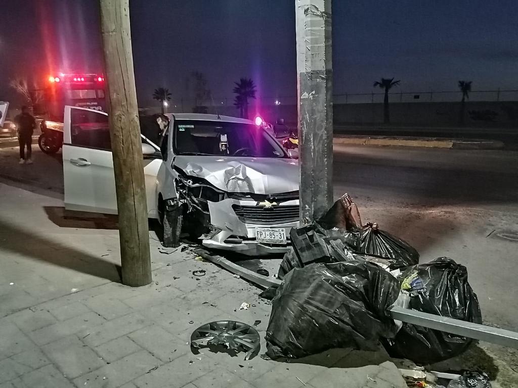 Conductor impacta su vehículo en Torreón contra un poste