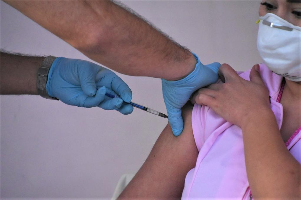 Sube en Coahuila meta de vacunación contra COVID-19 a personal de salud