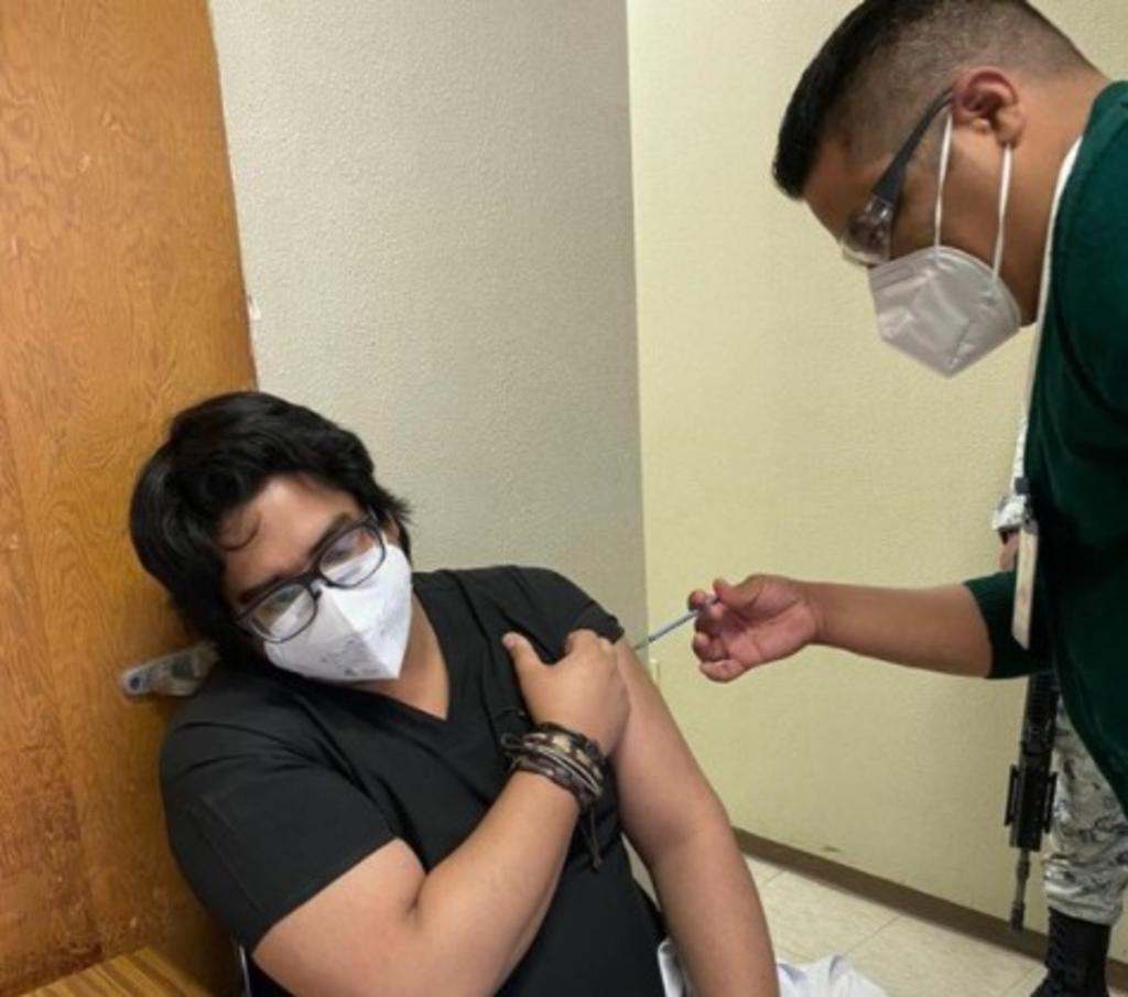 Aplicación de la vacuna es una dosis de felicidad: médico mexicano