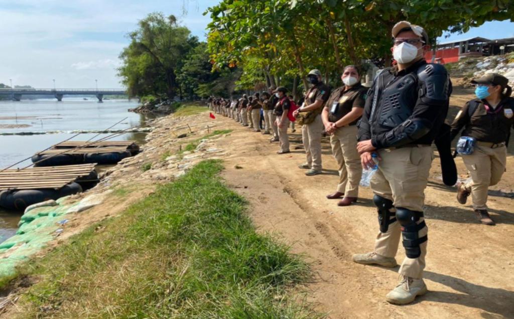 Autoridades de Guatemala y México cierran paso a caravana migrante