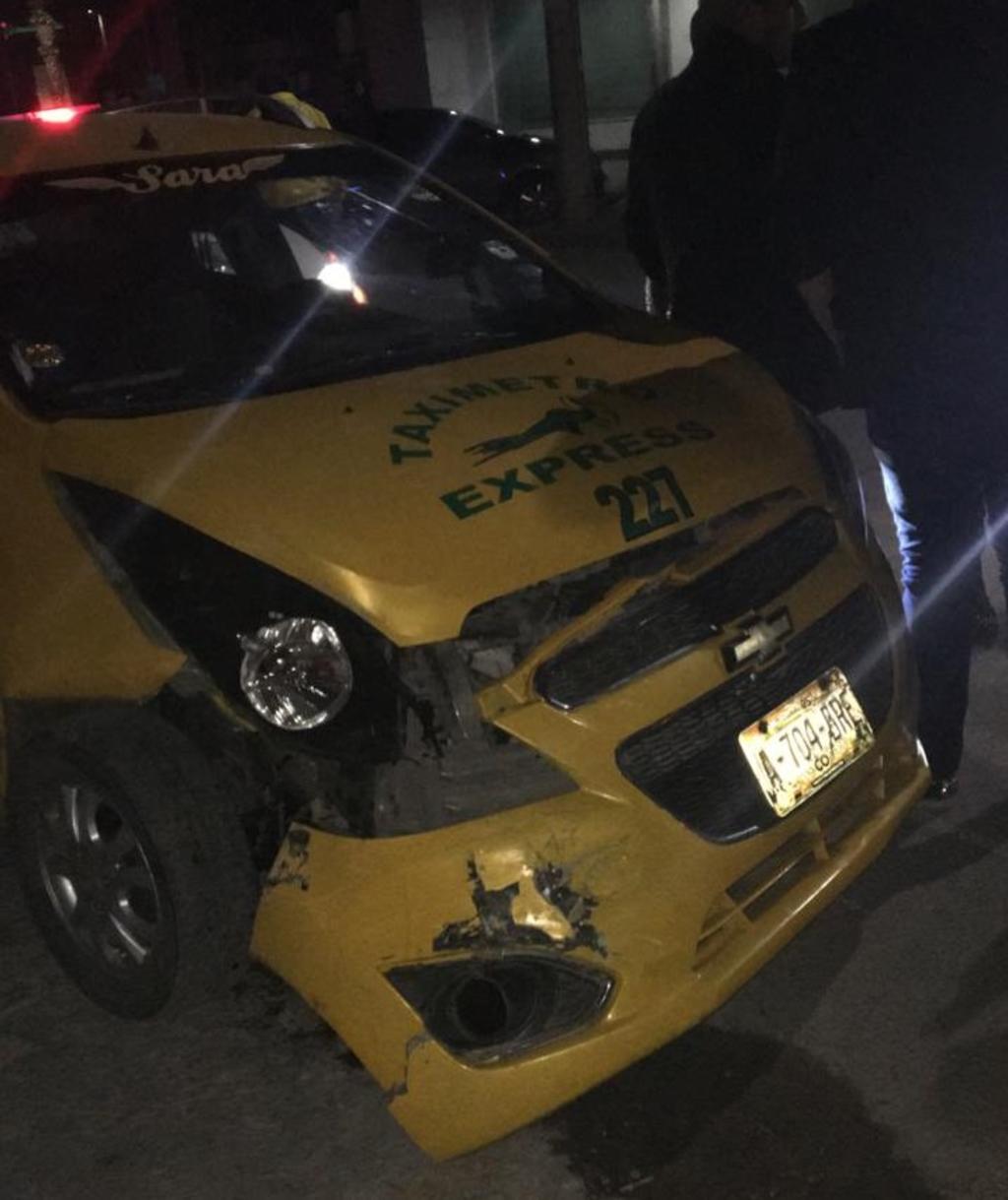 Taxista ebrio en Torreón se impacta con dos autos estacionados