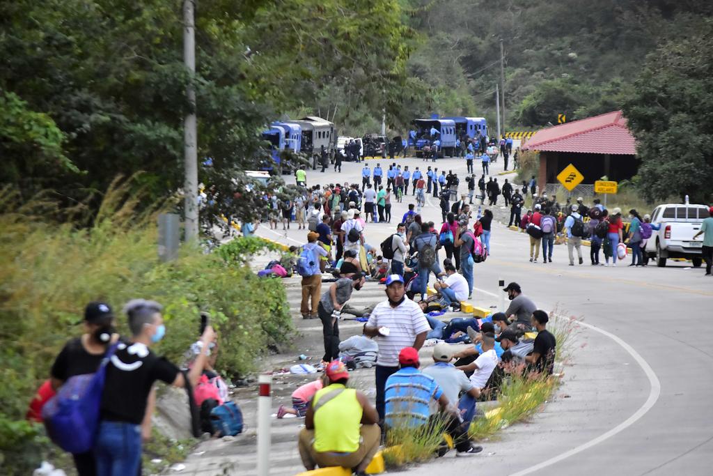 Caravana avanza hacia frontera con Guatemala