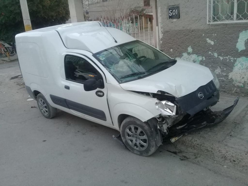 Roban camioneta en Torreón y la abandonan tras choque
