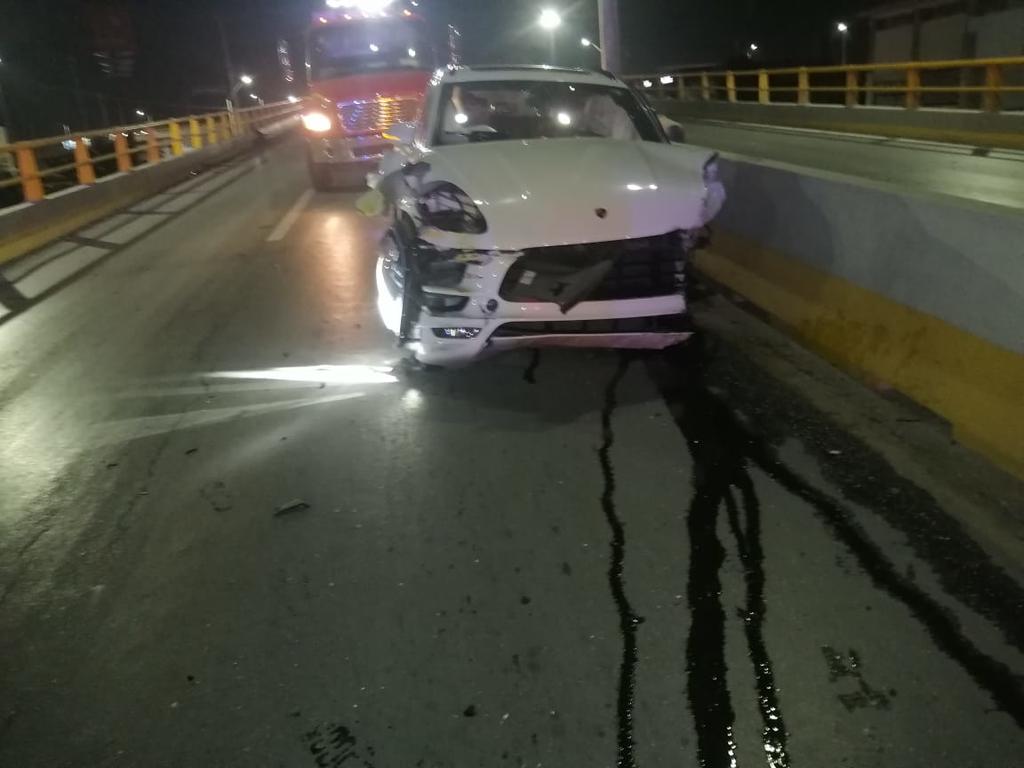Vehículo de lujo se impacta contra muros de contención en puente de Torreón