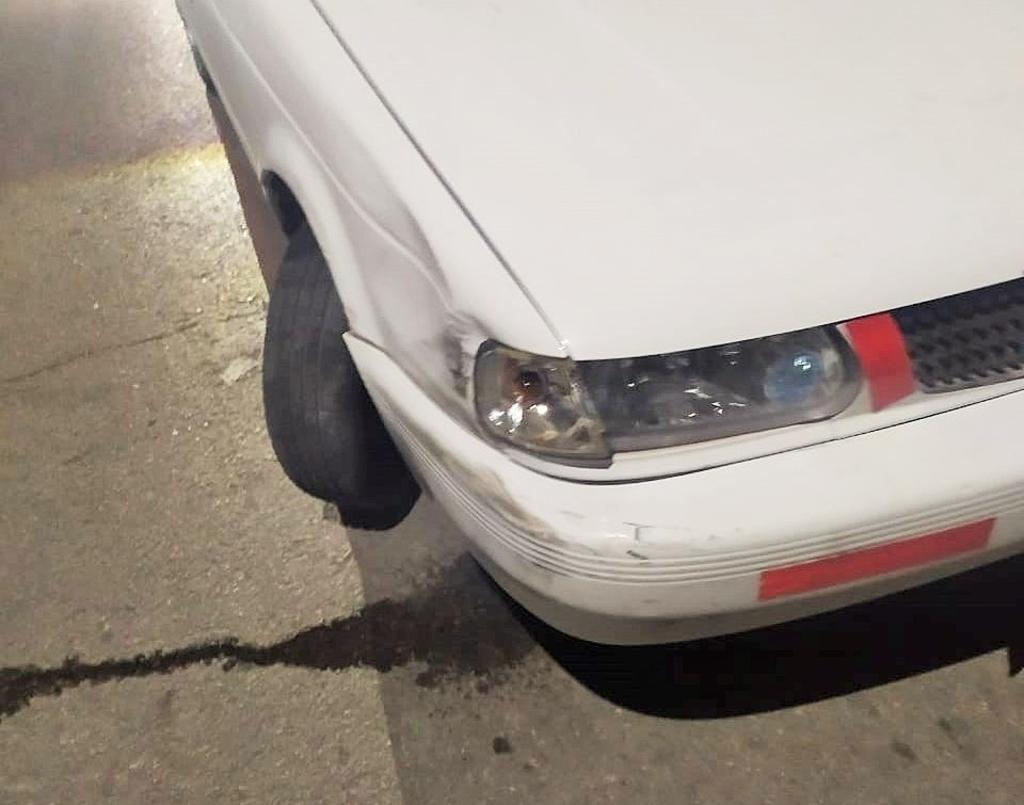 Ebrio impacta su vehículo en Torreón contra auto estacionado