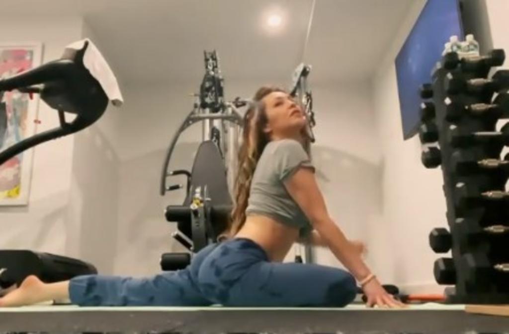 Thalía asombra con su flexibilidad durante rutina de estiramientos