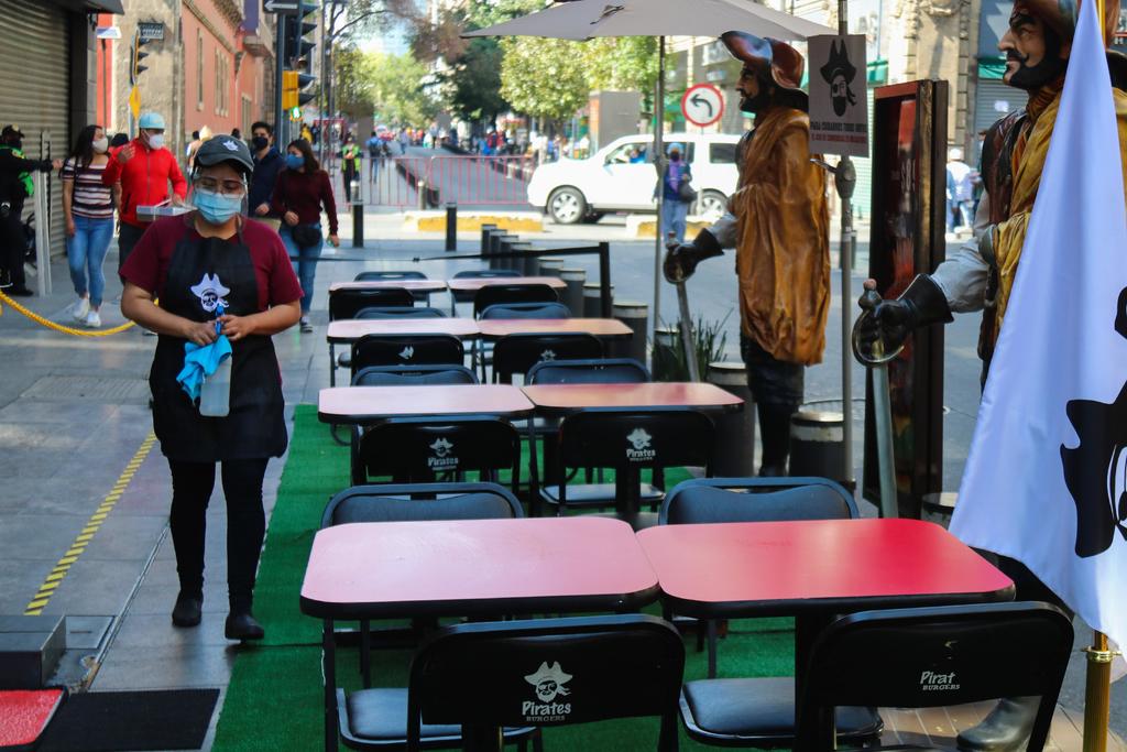 Restaurantes reabren con mesas en la banqueta en la CDMX
