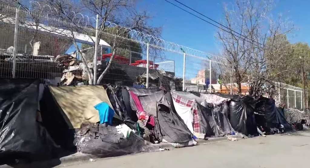 Buscarán diálogo para evitar desalojo afuera de la Casa del Migrante en Saltillo