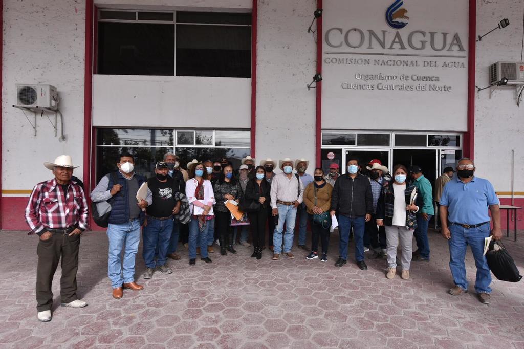 Se manifiestan campesinos en Conagua de Torreón; denuncian opacidad en Agua Saludable
