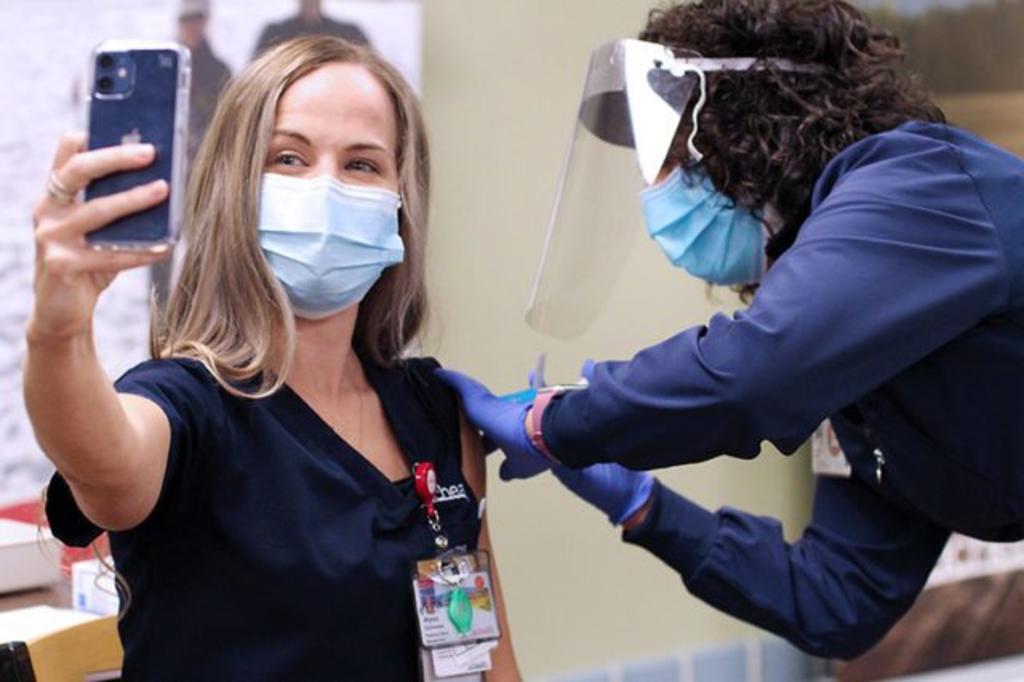 'Vaxxie', la tendencia de tomarse 'selfies' mientras te vacunan contra el COVID-19