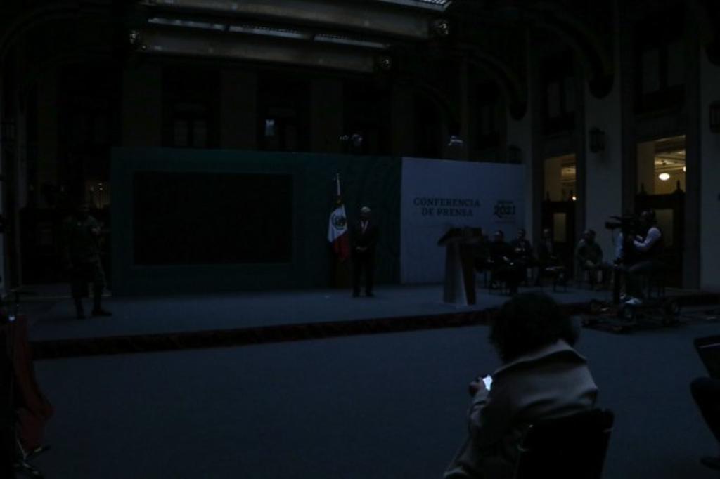 Se va la luz en Palacio Nacional durante 'mañanera' de AMLO