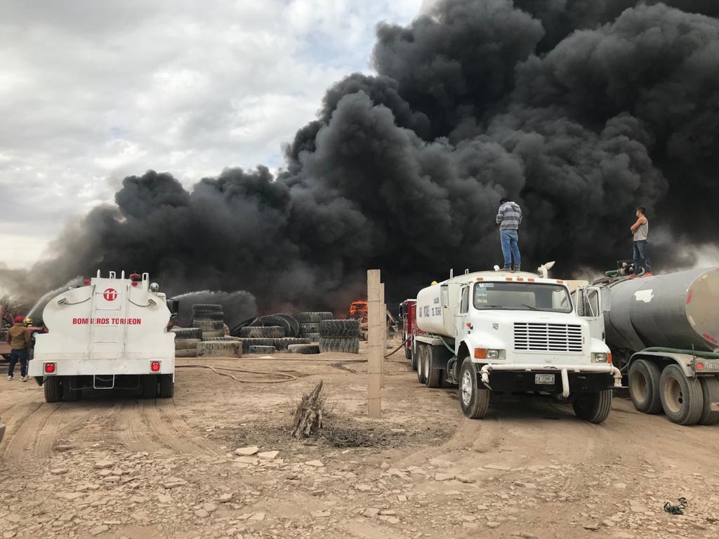Se incendian cientos de llantas en Matamoros