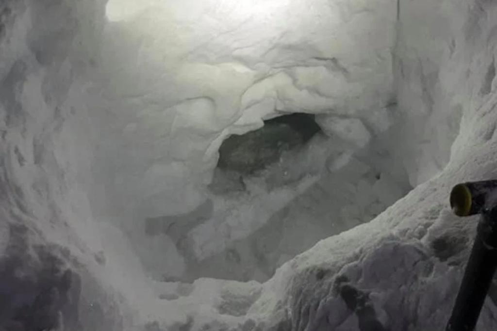 Adolescente construye una cueva de nieve para sobrevivir hasta que lo rescaten