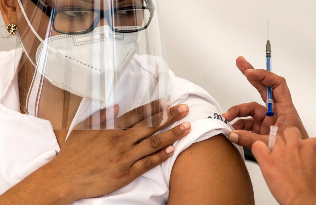 Personal de salud en Coahuila recibe segunda vacuna contra el COVID