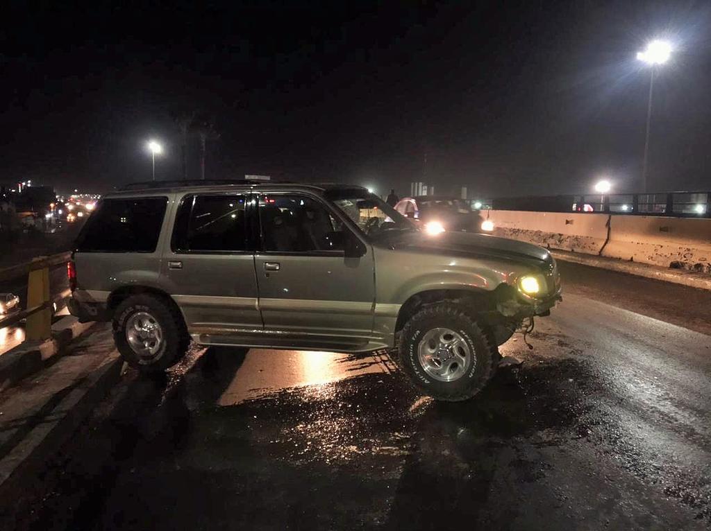 Camioneta choca en Torreón contra muro de contención en el puente El Campesino