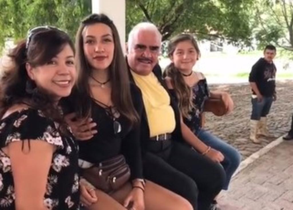 Video de Vicente Fernández tocando 'inapropiadamente' a una joven se vuelve viral