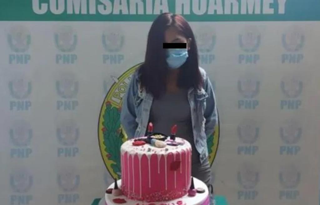 La hacen posar arrestada con su pastel tras detenerla por celebrar su cumpleaños