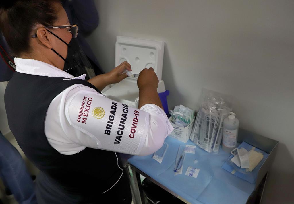 Aplican vacuna contra COVID a personal de hospitales privados en CDMX