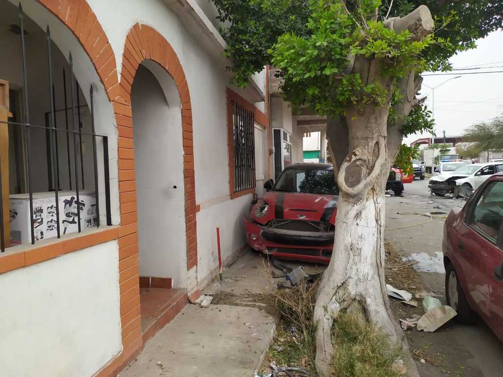Se registra aparatoso accidente vial en la colonia La Fuente de Torreón