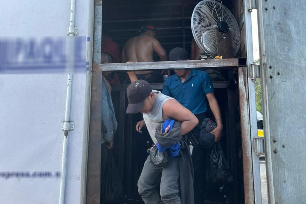 Rescatan a 128 migrantes que viajaban en tráiler por Veracruz