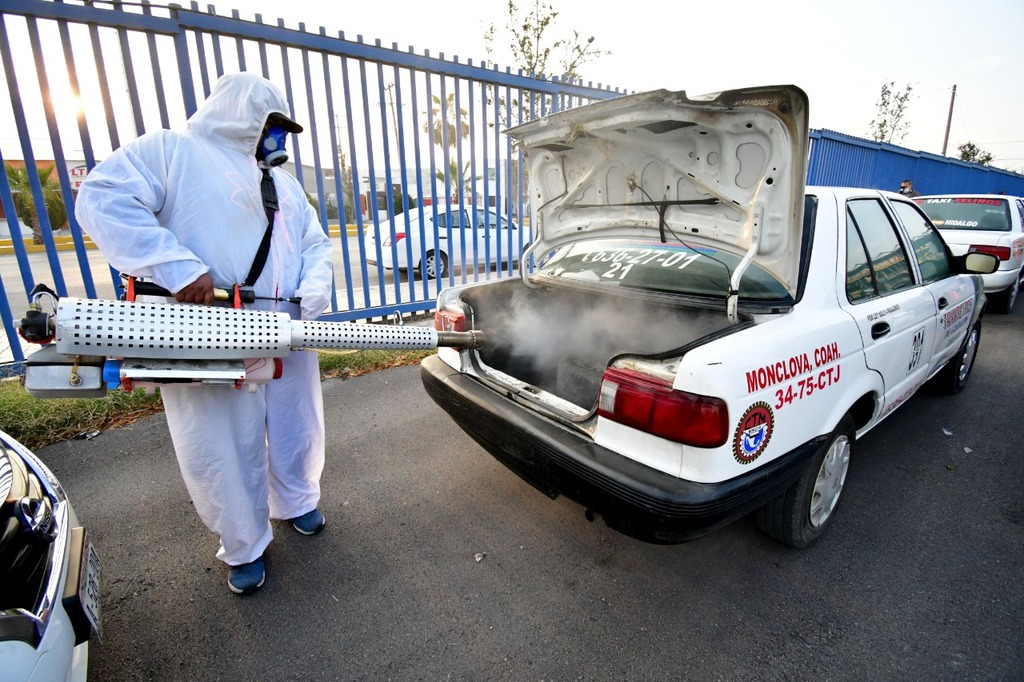 Desinfectan 700 unidades de taxis en Monclova