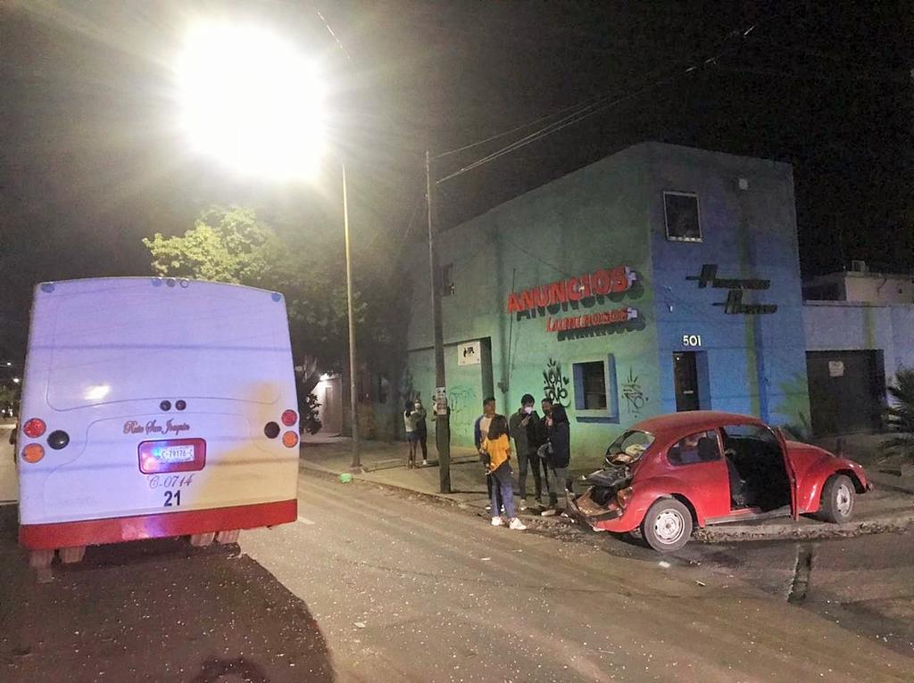 Autobús de pasajeros se impacta en Torreón contra auto compacto