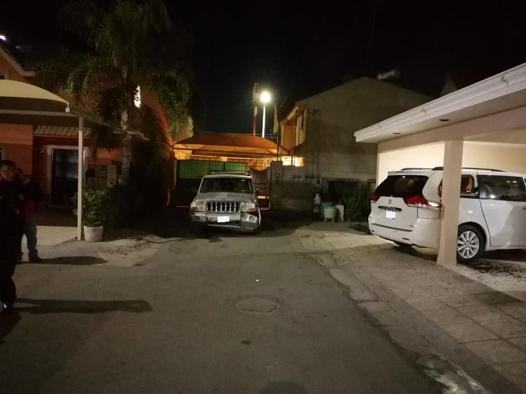 Abandonan vehículo en Torreón tras chocar con auto estacionado en cerrada