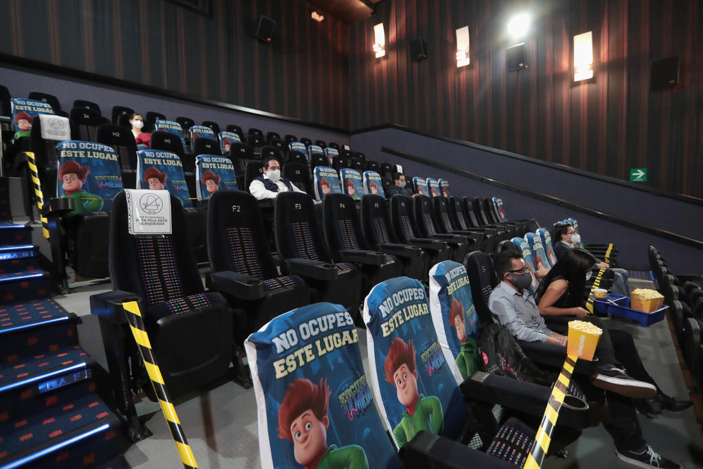 Pandemia mantiene abierto solo el 50% de cines en México