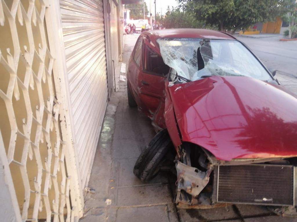 Se registra aparatoso choque en el Centro de Torreón; hay dos lesionados