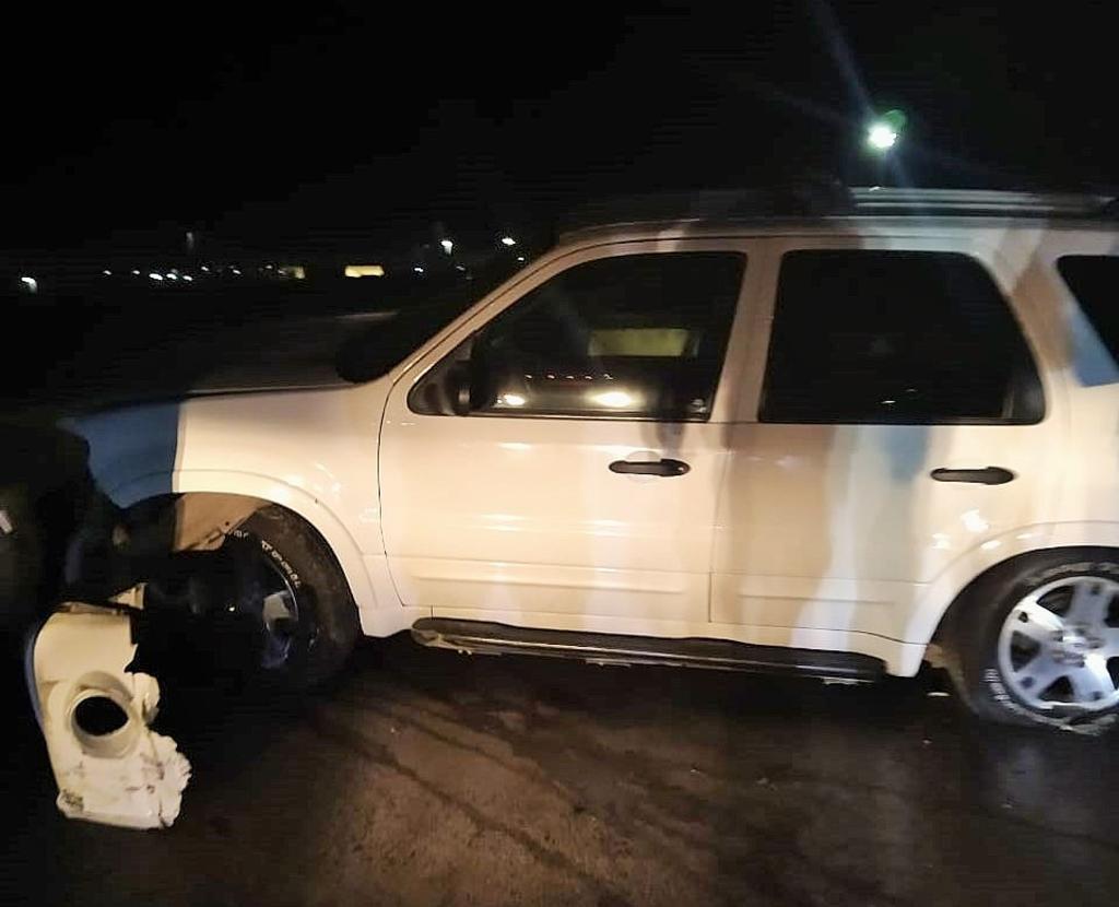 Camioneta se impacta en Torreón contra muro de contención en el puente Villa Florida