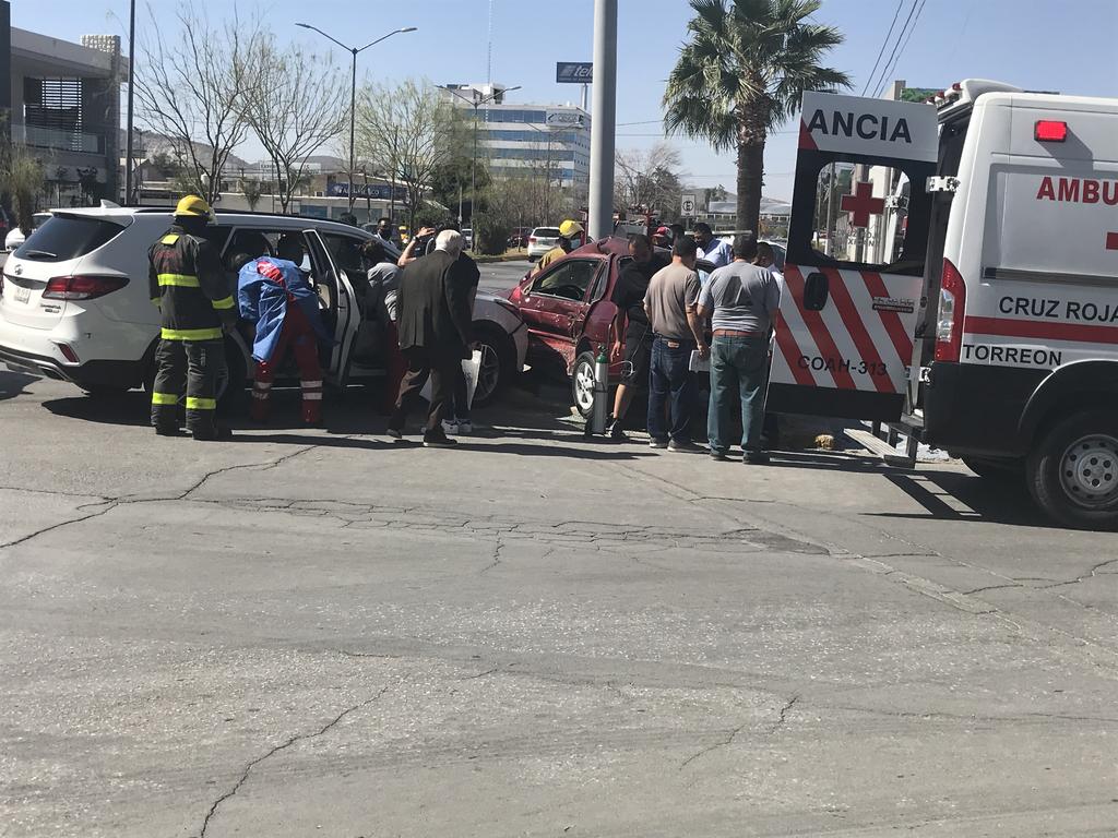 Aparatoso accidente en el sector Centro de Torreón deja una mujer lesionada