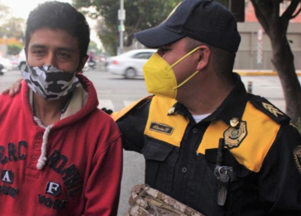 Policía que devolvió mochila con 30 mil pesos será ascendido: Harfuch