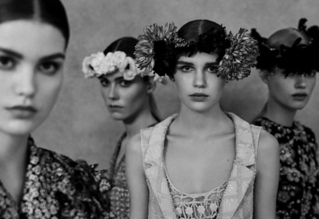 Chanel se queda en familia para mostrar su colección virtual de Alta Costura