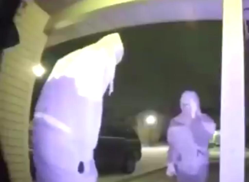 Ladrón se dispara por accidente intentando derribar puerta de una casa