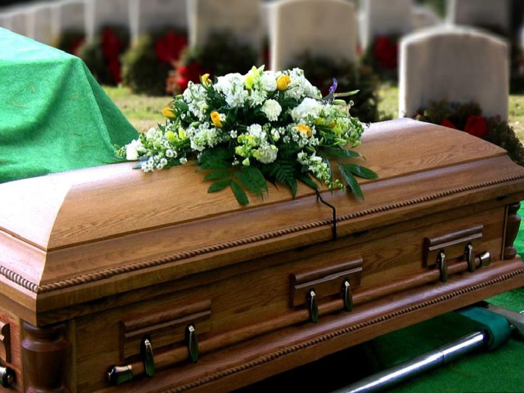 Mujer dada por muerta comienza a respirar en el cementerio