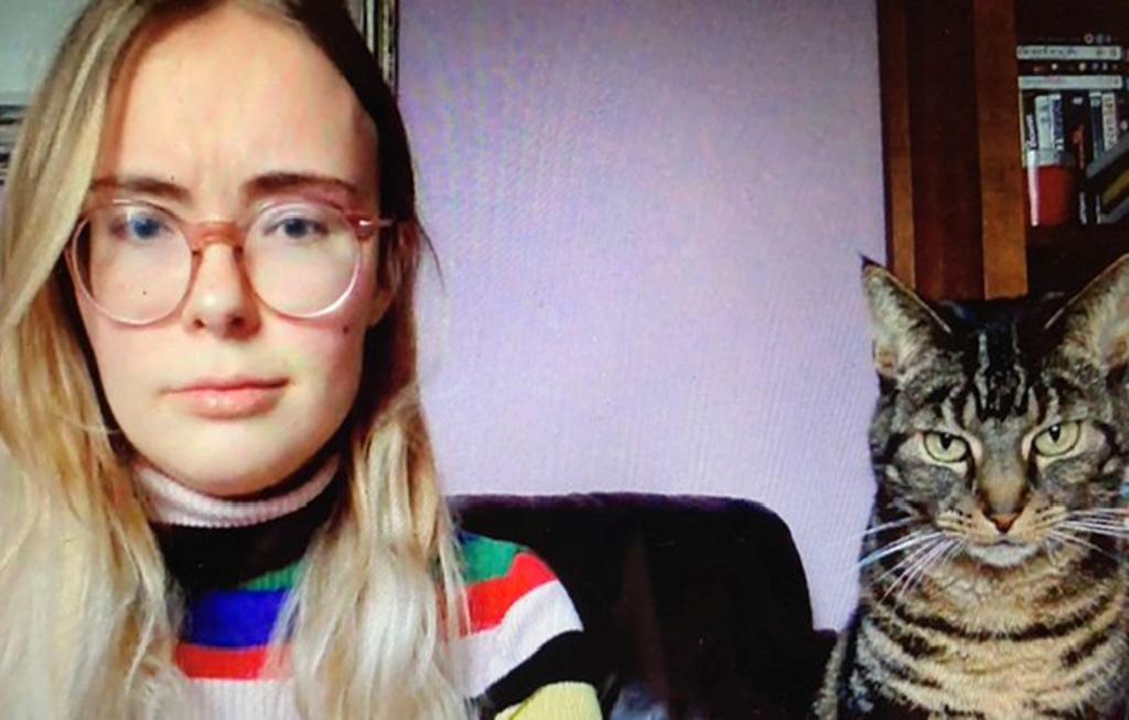 Gato se hace viral al volverse experto en colarse en las videollamadas de su dueña