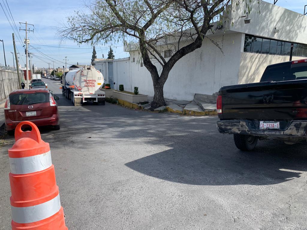 Aseguran pipa de diésel abandonada en la carretera Saltillo-Torreón