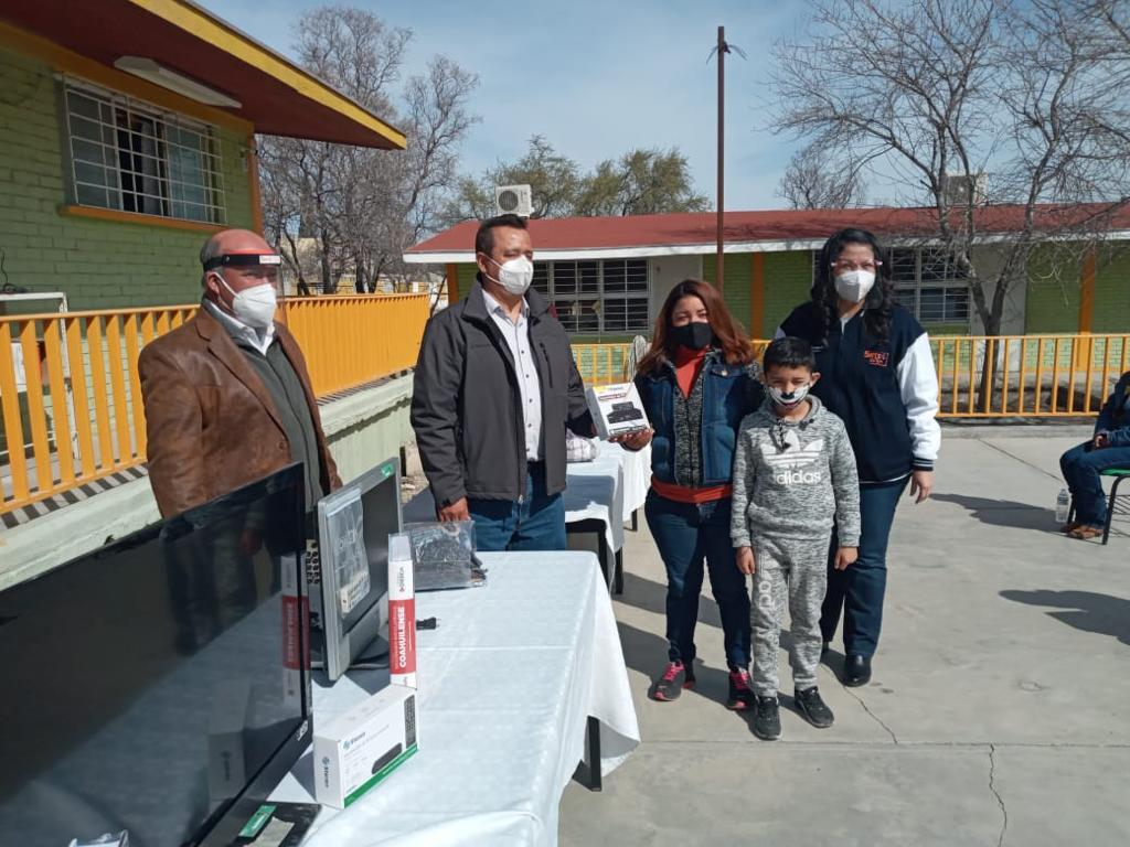 Maestros y Ayuntamiento de Castaños entregan material a alumnos