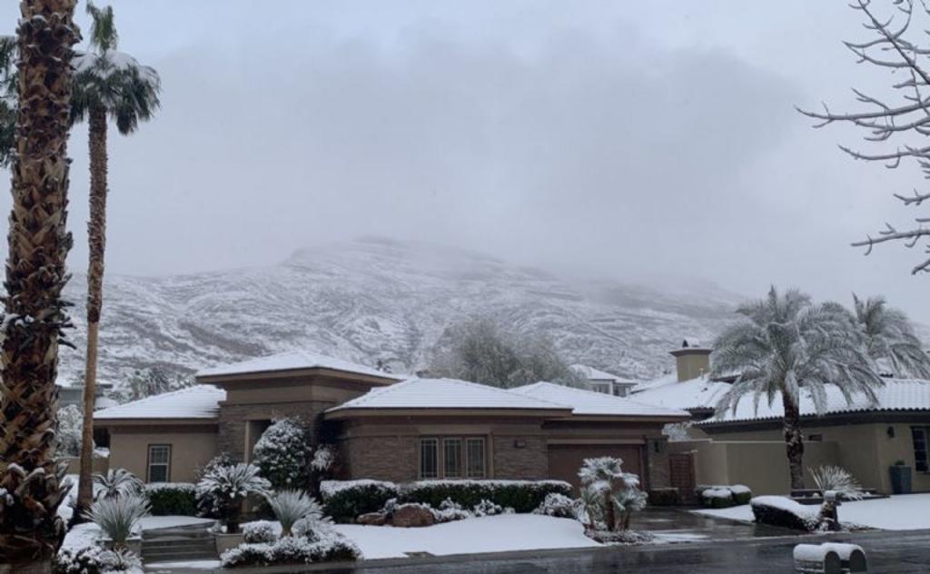 Las Vegas se cubre de blanco con intensa nevada