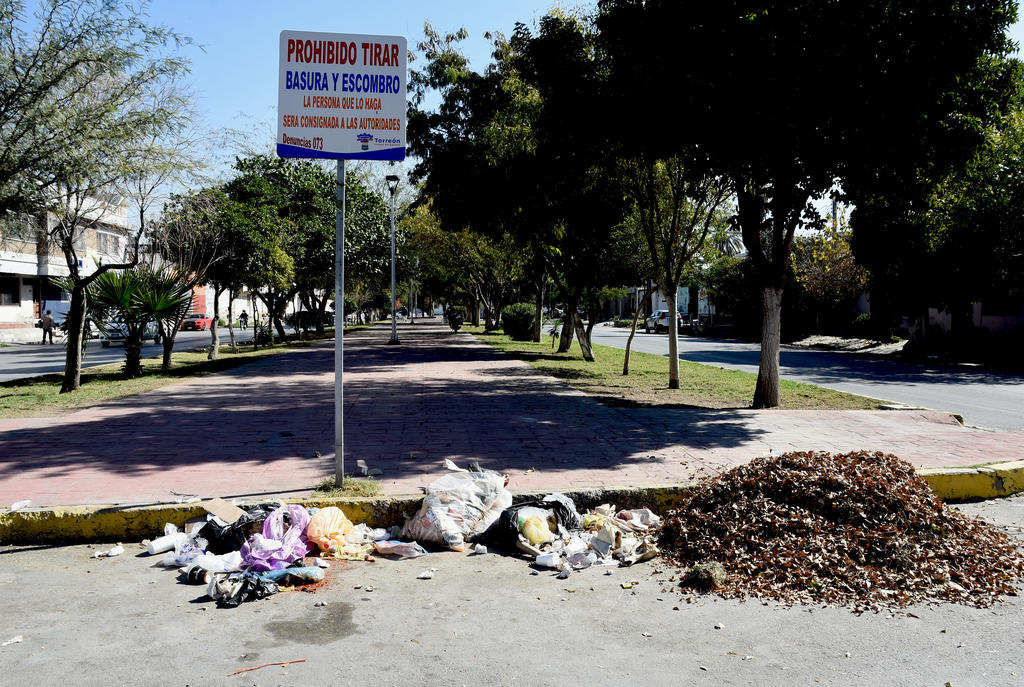 Usan bulevar Constitución de Torreón como tiradero