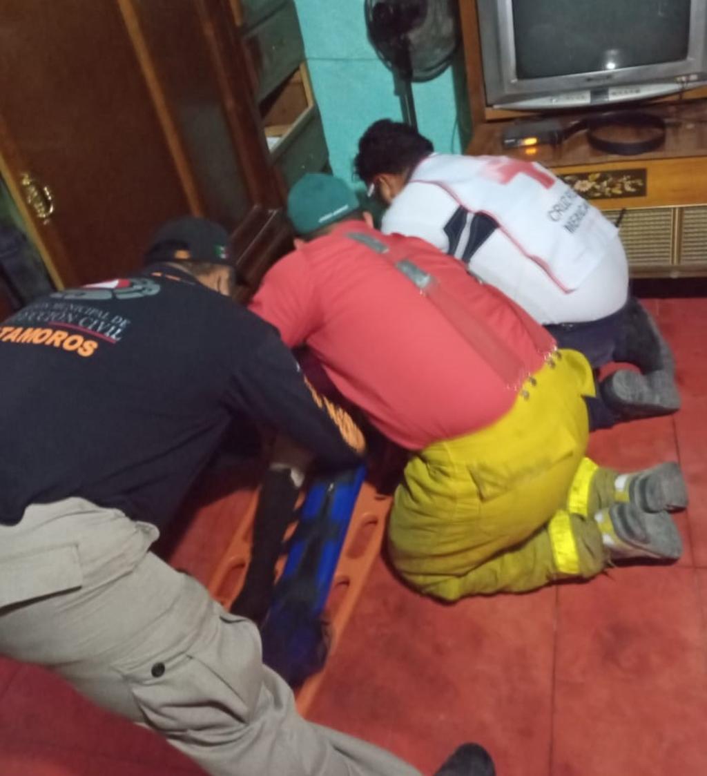 Rescatan a adultos mayores en Matamoros que sufrieron lesiones al caer en su casa