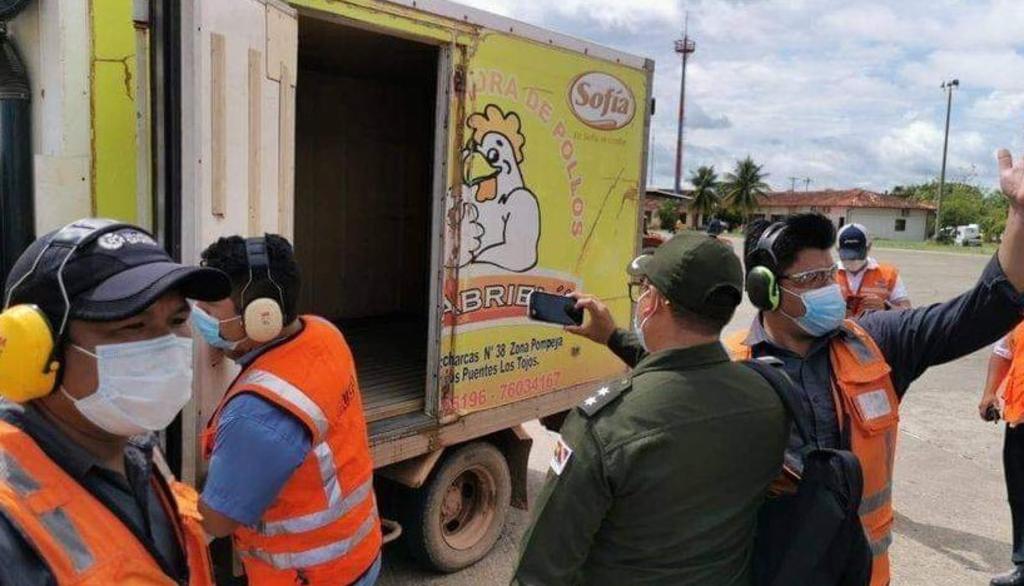 Transportan dosis de vacunas Sputnik V en congelador de pollos en Bolivia