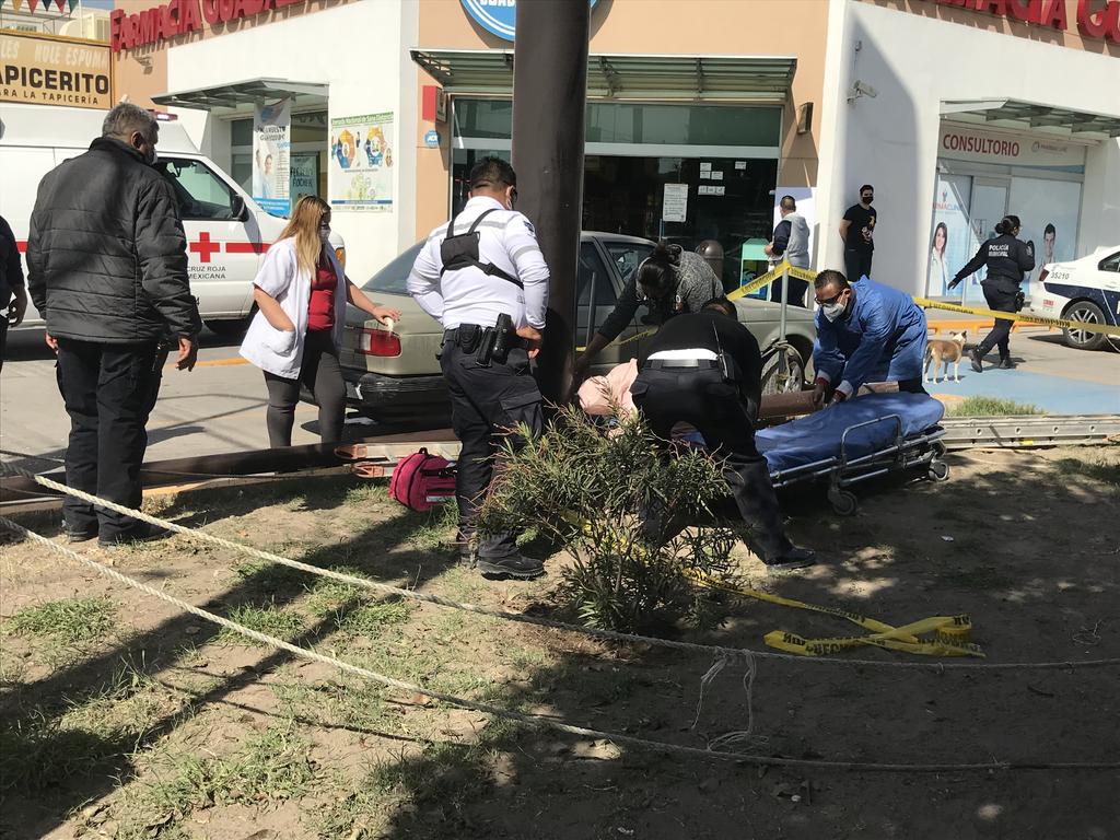 Hombre en Torreón cae de siete metros mientras daba mantenimiento a lámpara