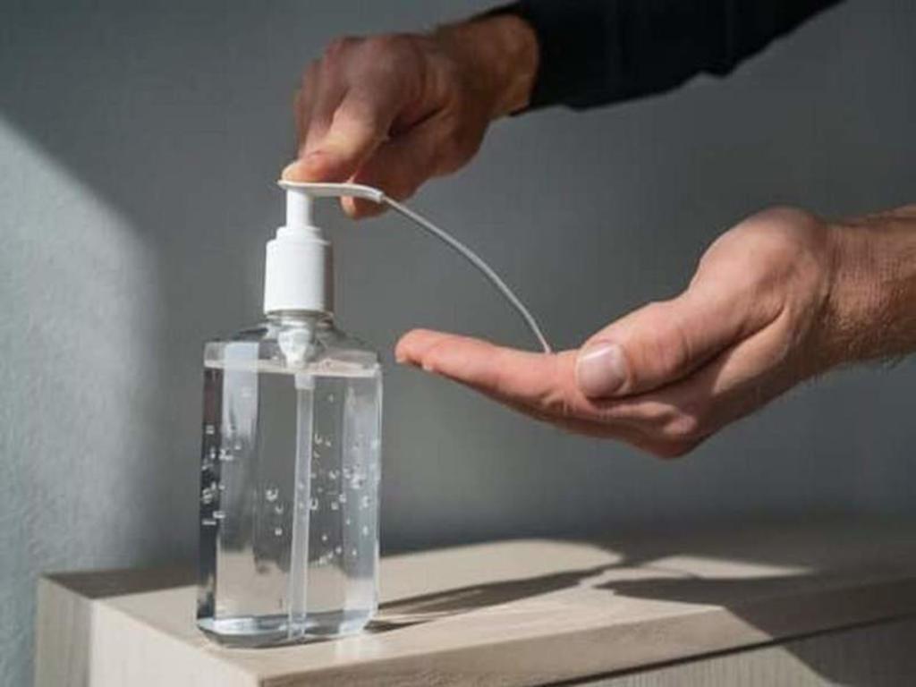 Funcionario bebe accidentalmente desinfectante al confundirlo con agua