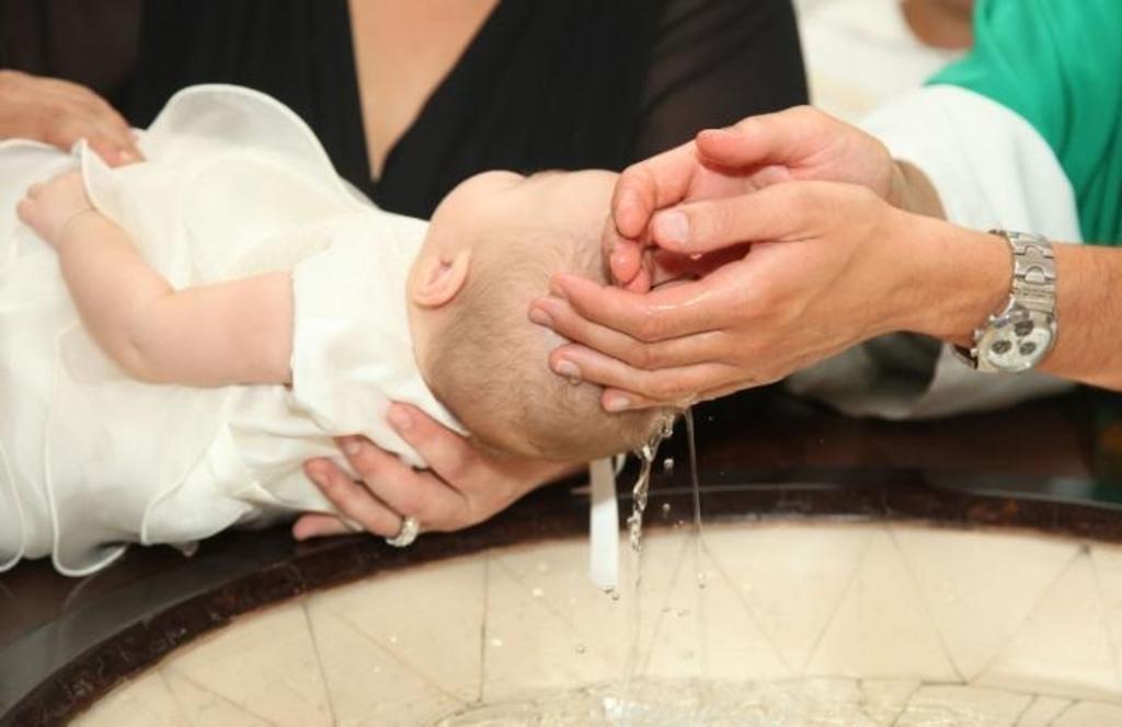 Bebé fallece tras ser bautizado; fue sumergido tres veces en agua bendita