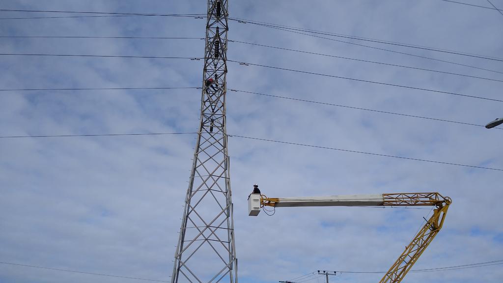 Hombre atenta contra su vida escalando torre de CFE en Piedras Negras