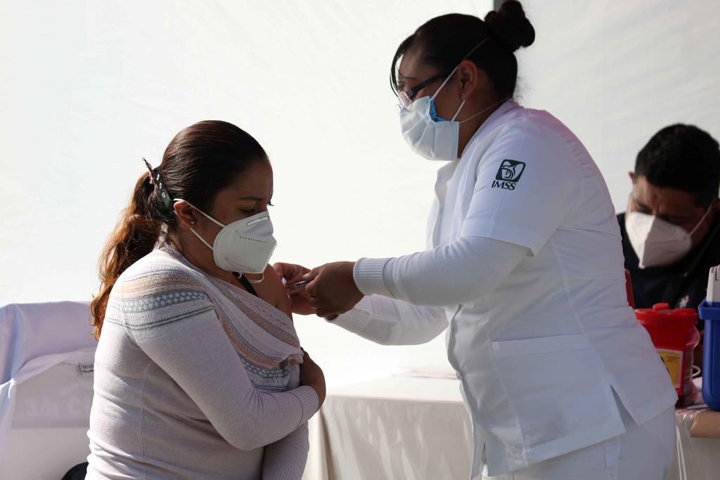 Llama PAN a priorizar vacunación del sector salud en México