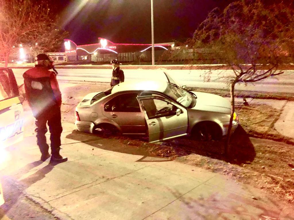 Conductor abandona su vehículo tras chocar en el periférico de Torreón