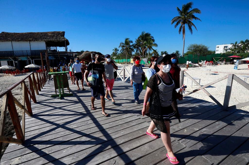Repuntan casos de COVID tras vacaciones en Caribe mexicano